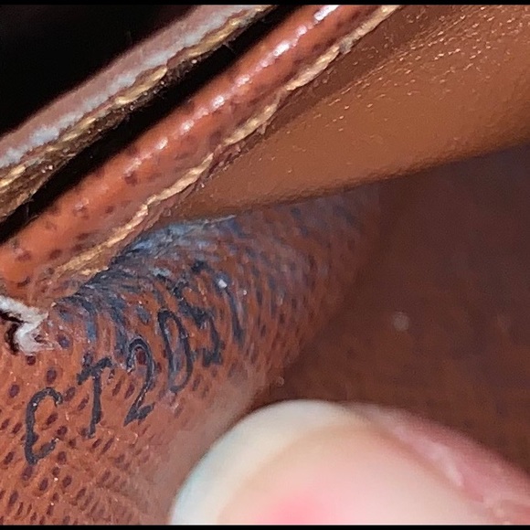 Louis Vuitton Authentic Vintage Wallet - Picture 13 of 13